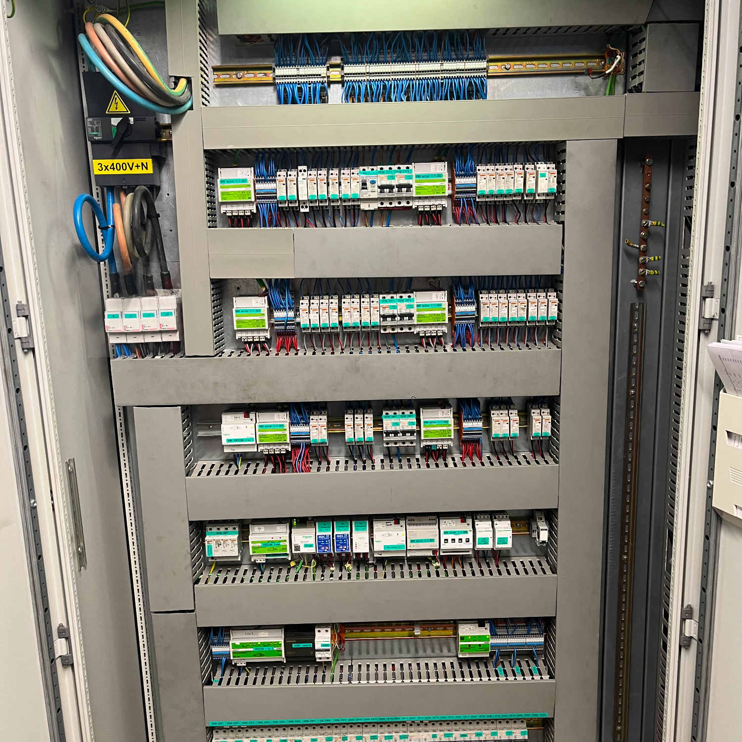 Realisaties elektriciteitswerken overzichtelijke zekeringkast
