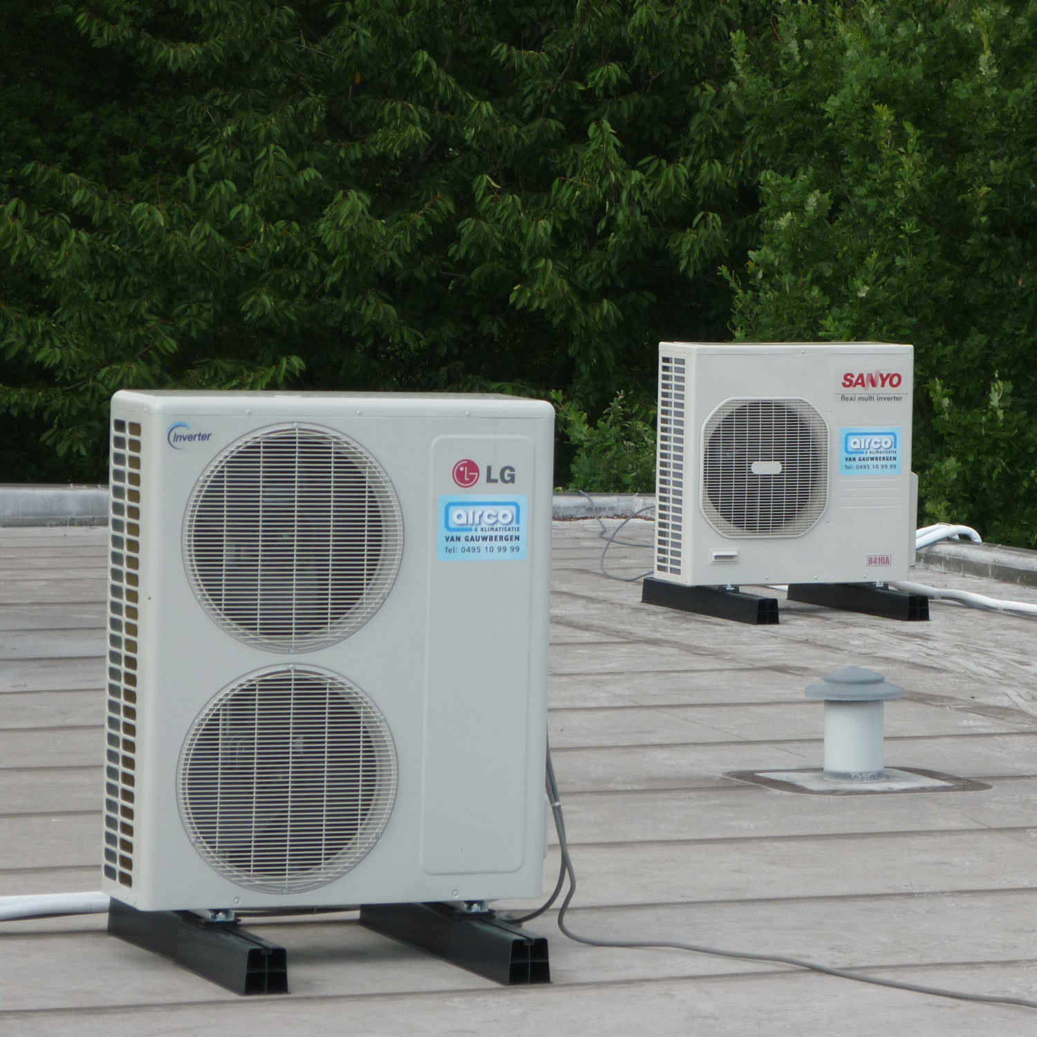Airco buitenunit op dak