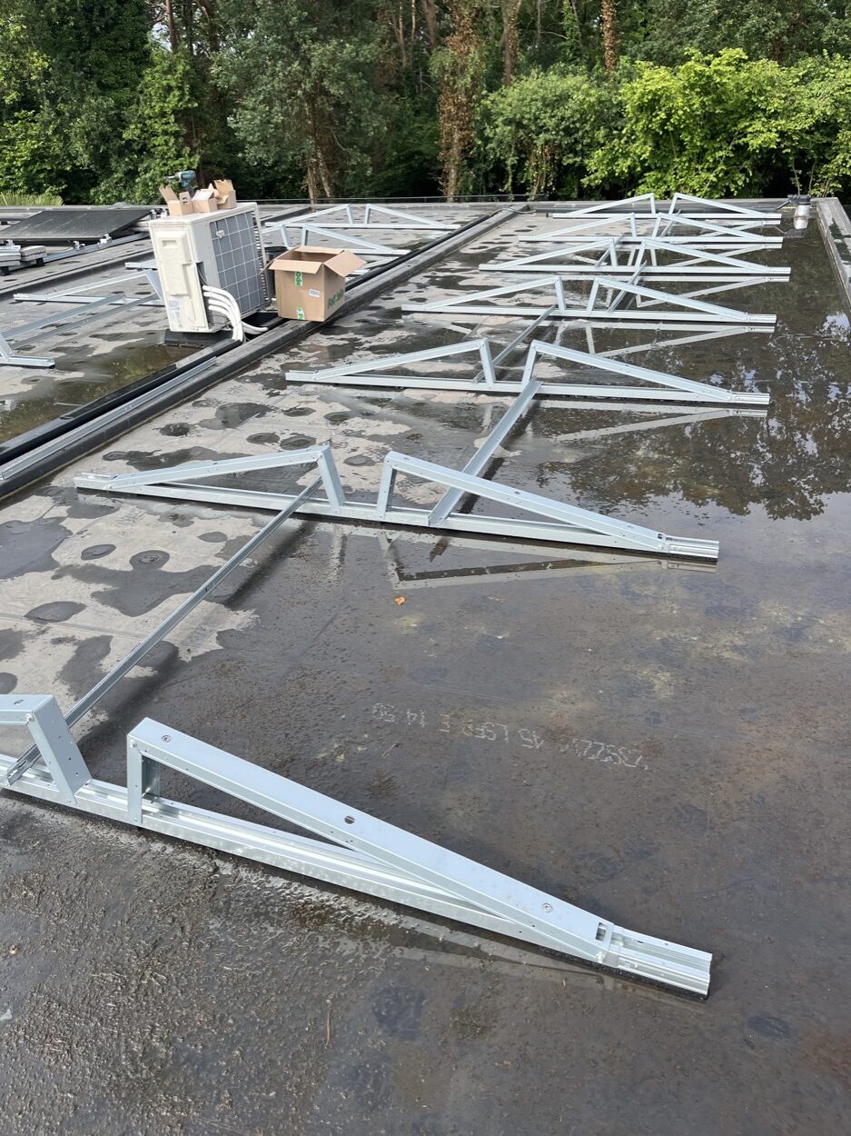 Zonnepanelen plaatsen op een plat dak