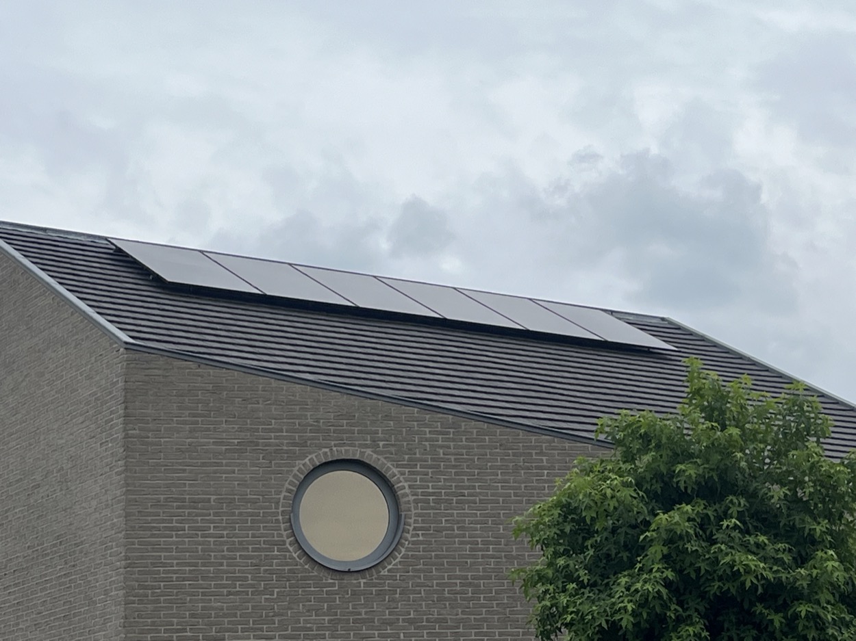 Plaatsen van zonnepanelen op dak