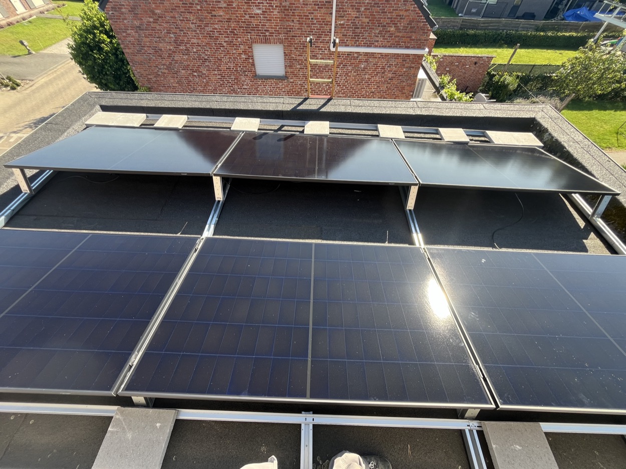 Zonnepanelen in hoek voor plat dak