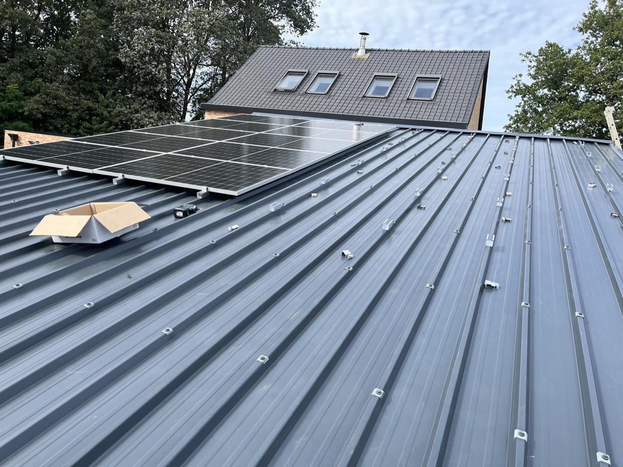 Zonnepanelen op platendak